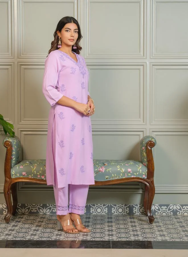 دي دبليو طقم منسق من بنطال وكورتا بقصة مستقيمة وتفاصيل مُطرّزة